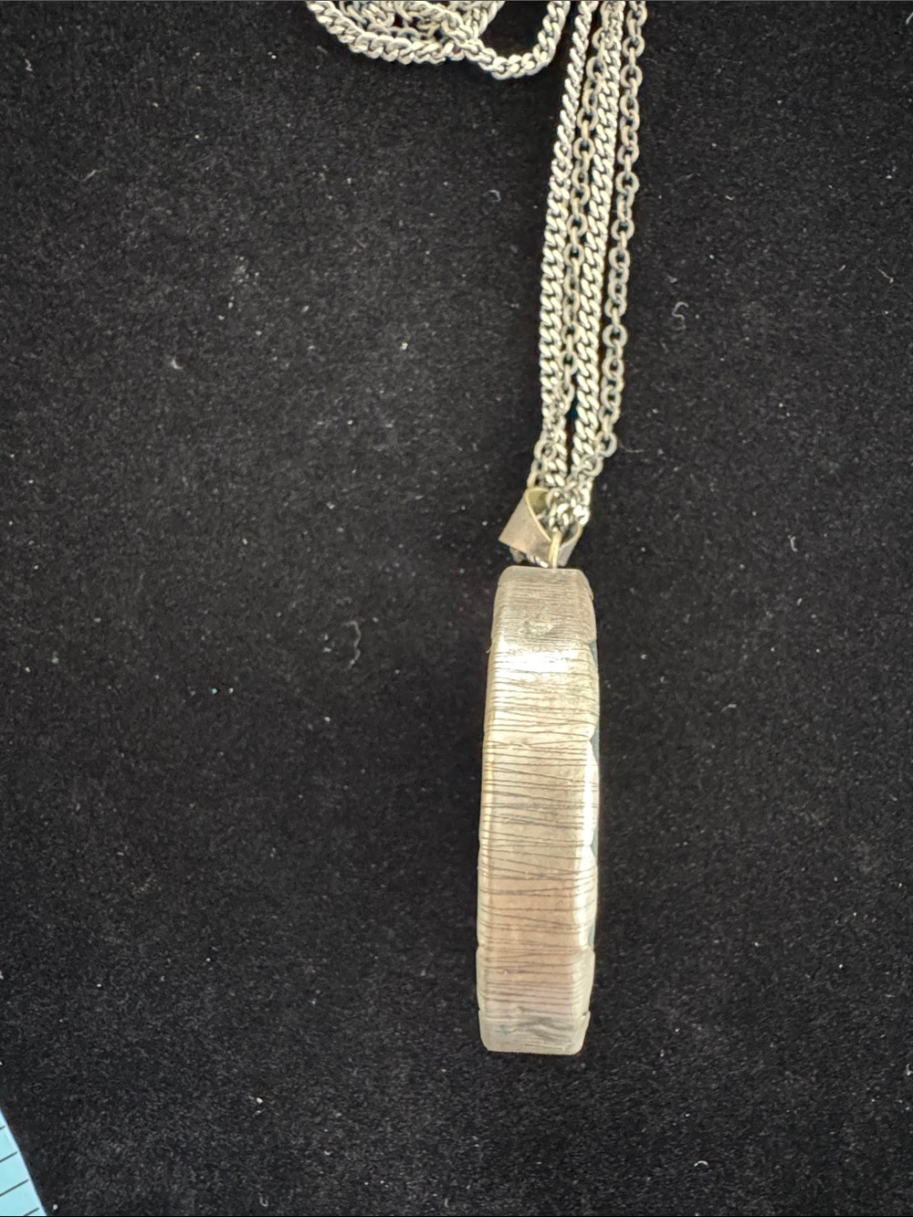 Presh Sari Pendant Necklace with Elegant Long Chain - Picture 4 of 9